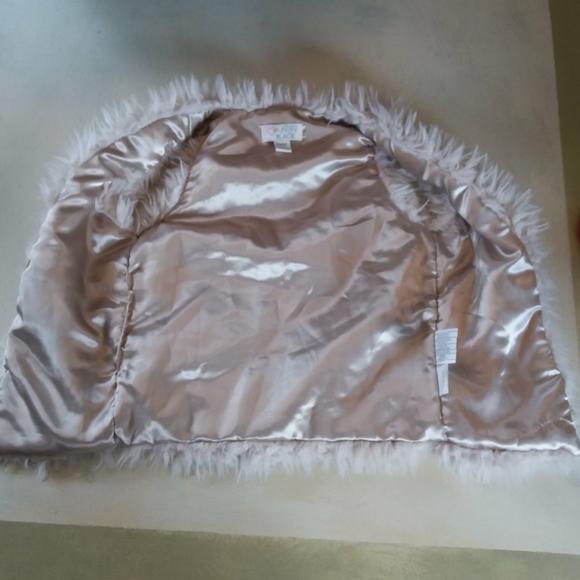 SOLD NWOT Kids faux fur vest - Picture 3 of 3